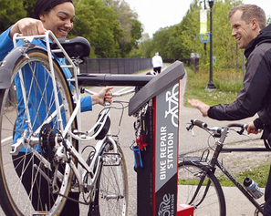 Une borne de gonflage et réparation vélo sur le campus